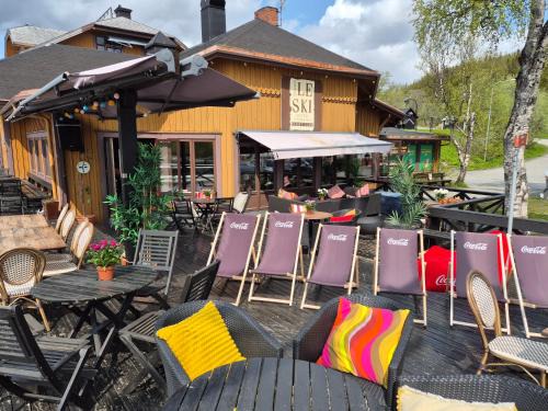 Le Ski Lodge & Steakhouse