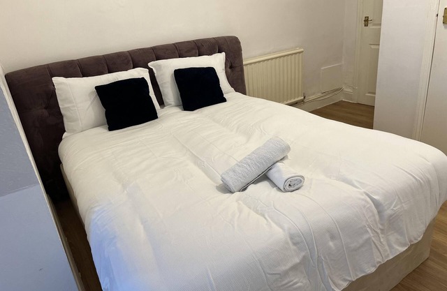 Leicester Aprt-sleeps3-db-tv-wifi