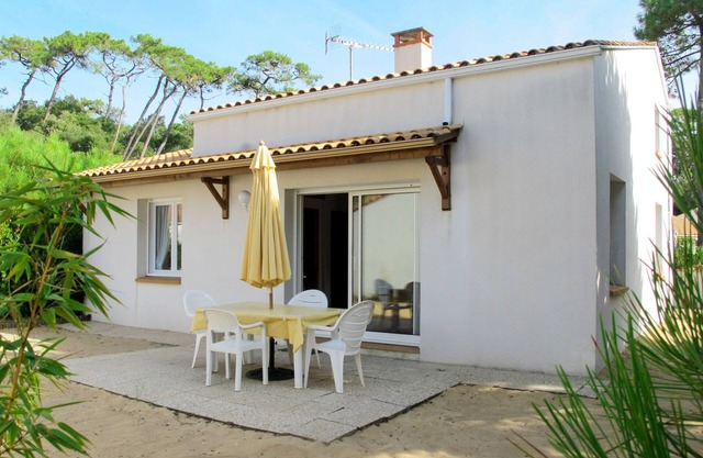 Les Etrilles by Interhome