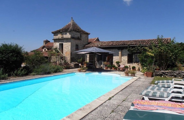 Les gites Perard sleeps 8. Family-friendly and pets welcome. Pool