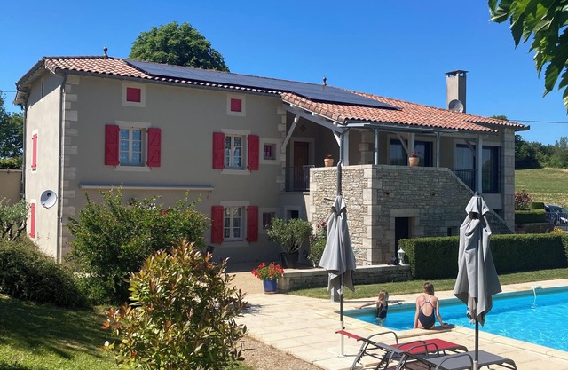 Les grandes charmilles: beautiful Quercy-style house. Green setting.