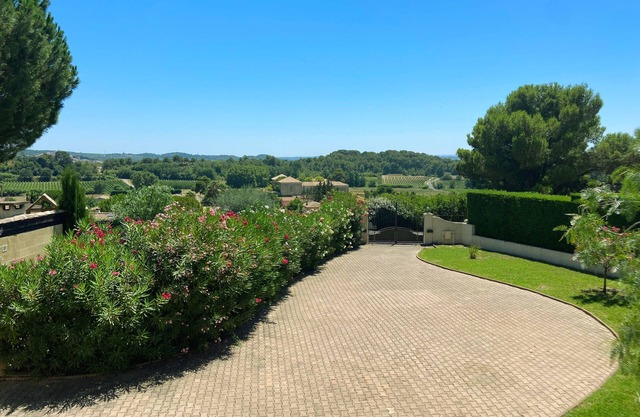 Les hauts de la pinède air-conditioned villa Swimming pool, jacuzzi & boules court.