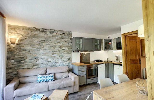Les Menuires: 1BR+Mountain Nook, 4 ppl, Balcony, Free Parking, Ski-In/Ski-Out