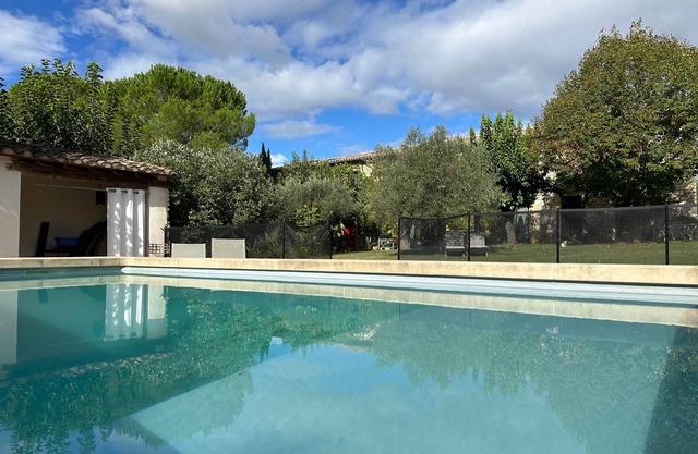 Les Pradinaux, shared pool