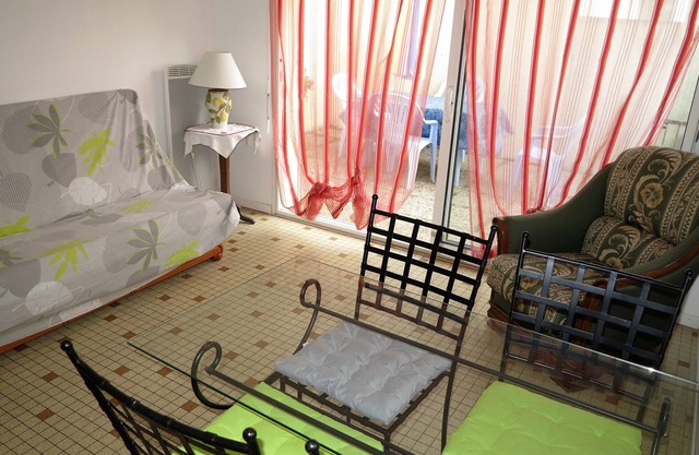 Les Sables d'Olonne, 100m from the sea, ground floor house with sunny courtyard. (2 *)