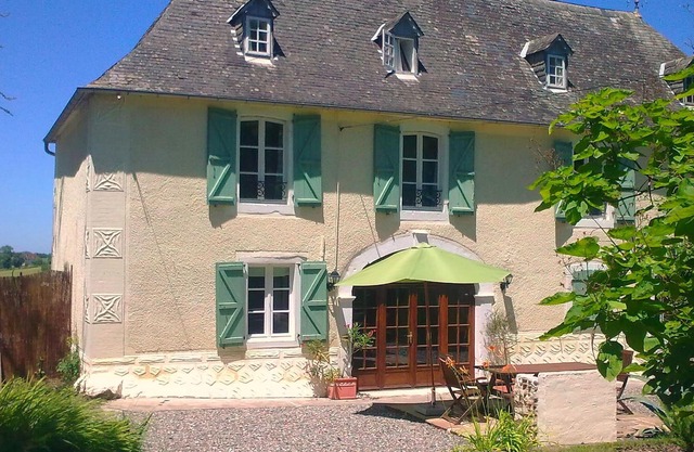 Les Vieux Chenes -18th century house With Mountain Views & Large Pool
