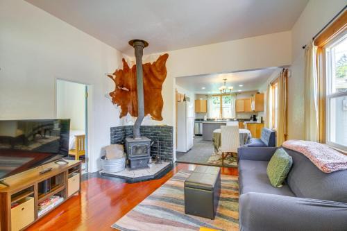 Less Than 1 Mi to Coquille River Cottage with Private Yard!