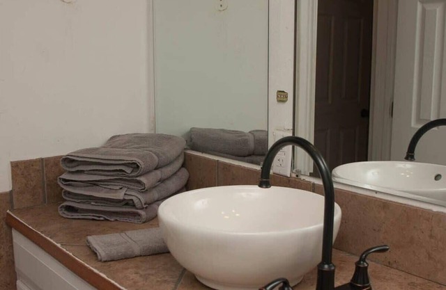 Less than 1 mile from Fort Sill 2 bedrooms!