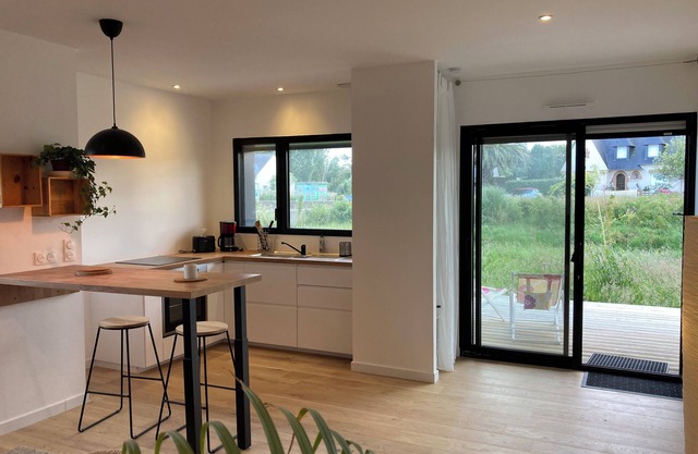 Let yourself be tempted by this Nature&Bois cocoon just 2 minutes from the sea and the town center.