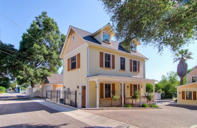 Lewis Loft-Just Steps to Downtown Paso Robles! Updated to Two Bedroom Suites!