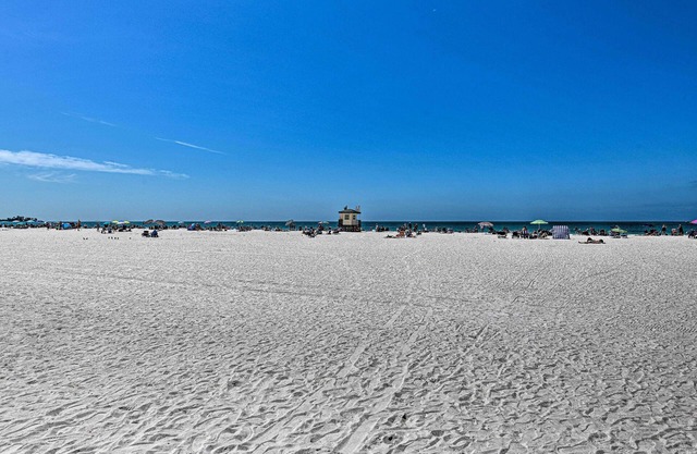 Lido Key Hideout w/Patio & Yard + Walk to Beach!