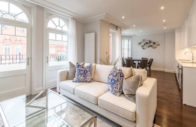 Light and Airy, Central Three Bed Flat