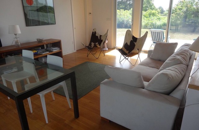 Light and airy modern holiday cottage with access to private beach