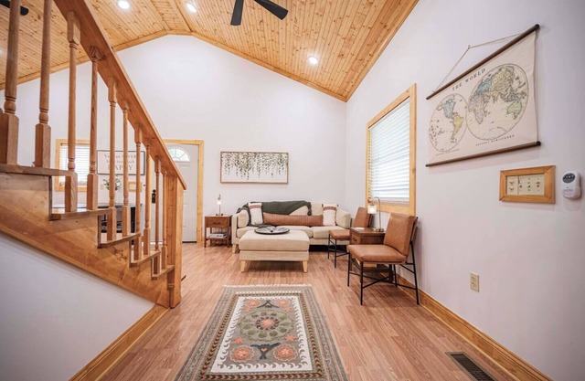 Light and Bright Cabin with open floor plan and loft minutes from Pates Ford Marina
