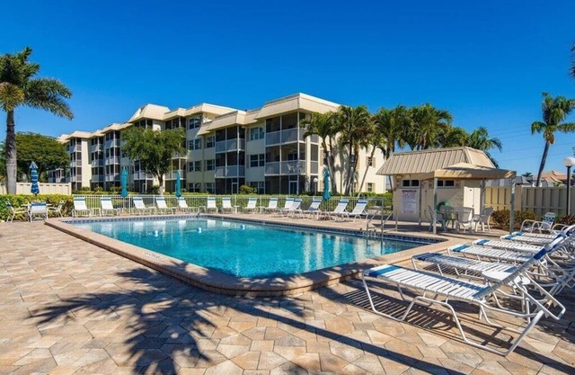 Light and Bright Walk to the Beach Condo