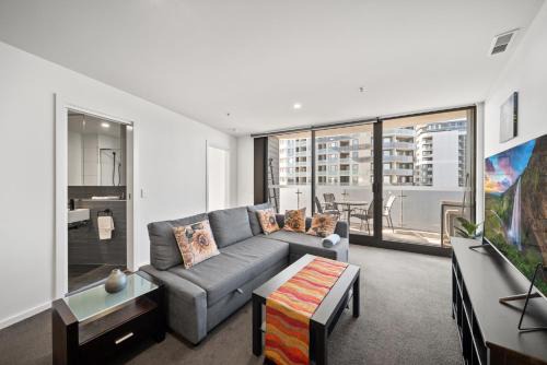 Light-Filled 1-Bed Apartment with Pool & Gym