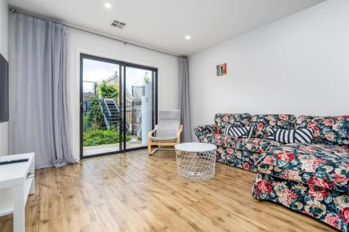 Light Filled 2BR 2BA Townhouse - Hosted by CanStay