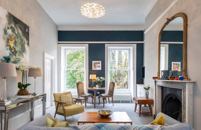 Light-filled Period Apartment - Central Bath