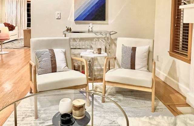 Lil Paris Hygge Maison-King bed-Hi-speed WIFI 8 minutes to DT