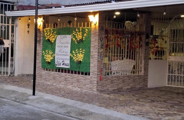 LILIA HOUSE 10 MINUTES AIRPORT