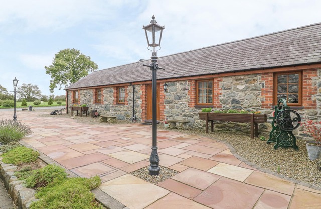 LILY COTTAGE, character holiday cottage, with a garden in Caeathro