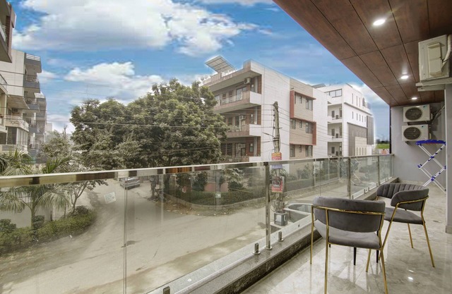 Lime Wood Stay Near Huda City Centre