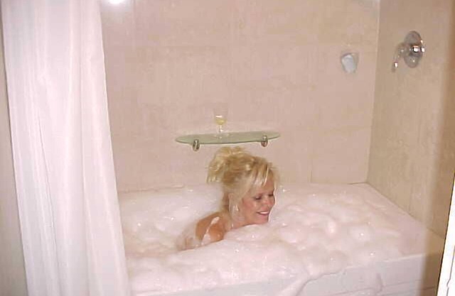 Lincoln Rd & Collins Ave, ROMANTIC 2 PERSON JACUZZI