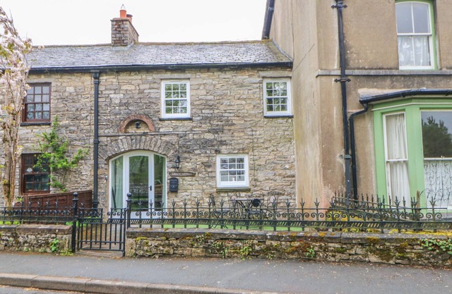 LINDEN COTTAGE, pet friendly, with open fire in Ravenstonedale