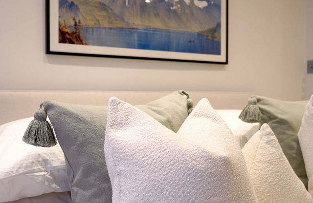Lioness House: newly refurbished townhouse garden-flat in leafy Parsons Green