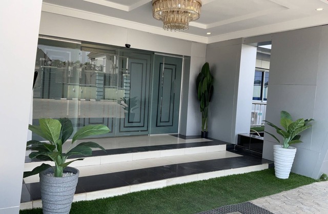 LIS HOTEL AND SUITES