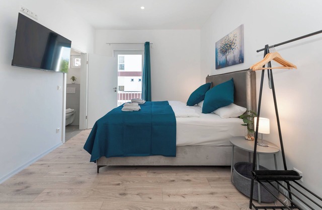 Lit Living-Luxury-Box Spring - Parking