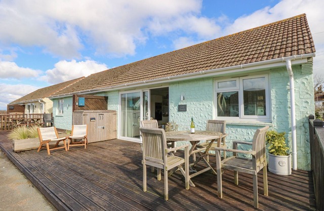 LITTLE BEACH, family friendly, country holiday cottage in Seaview