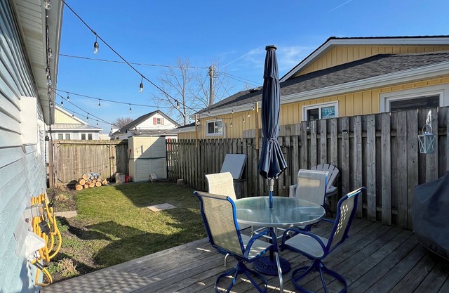 Little Blue on Second St! Cozy & close to the beach, pub, bar, and downtown!