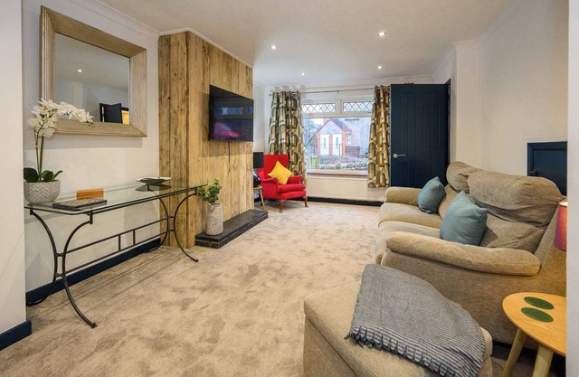 Little Coto: Bristol Home by StayStaycations