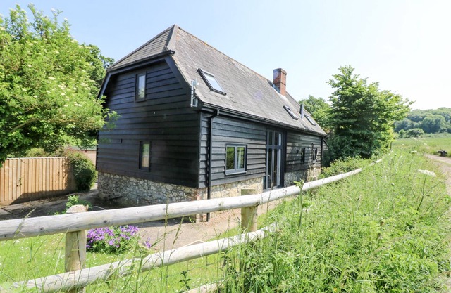 LITTLE DUXMORE BARN, pet friendly, character holiday cottage in Ryde