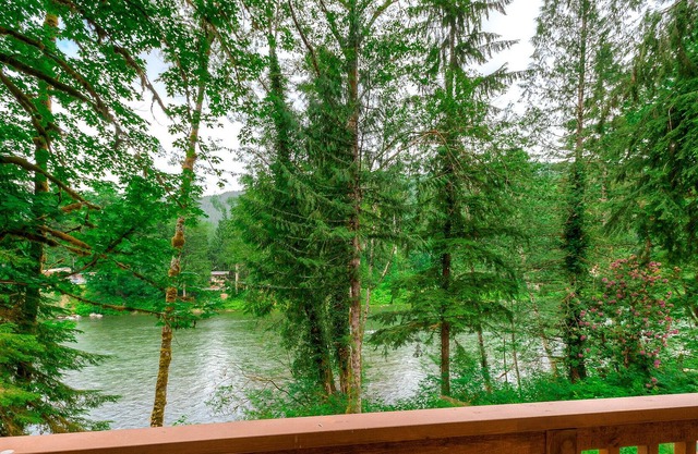 Little Foot Lookout: Cozy riverfront balcony apartment w/ hot tub surrounded by wilderness