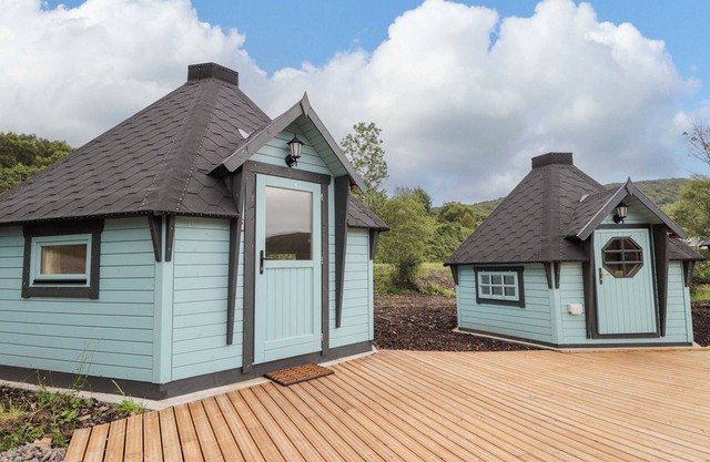 LITTLE LUXE LODGES 1, romantic, with a garden in Kyle Of Lochalsh