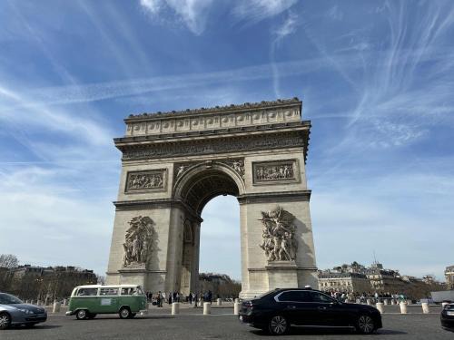 Little LV2 Au cœur de l'Avenue des Champs-Elysées Arc de Triomphe