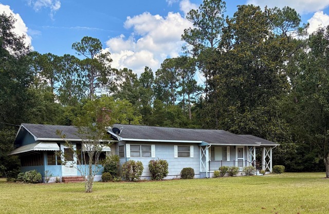 Little Magnolia Farmhouse, charming 2-bed 1.5 bath with WiFi, AC in Blackshear.