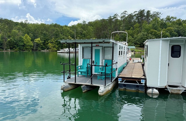 Little Palm Tiny Houseboat on Norris Lake!