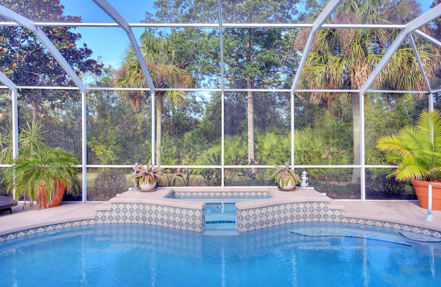 Little Paradise - Salt Water Pool and Hot Spa NEW LISTING -TEMPORARY LOW RATE