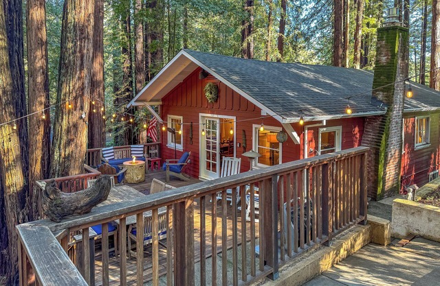 Little Red House~ Charming Redwood Treehouse! HotTub/Near Golf/Dog/WiFi