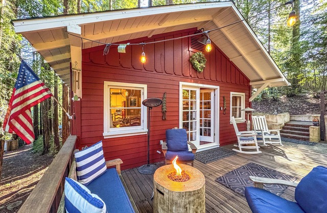 Little Red House Plus~Peaceful&Relaxing Redwood Cabin! HtTb/WIFI/Pup/Golf