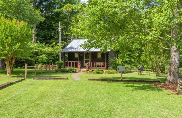 Little River Cabin - Riverfront, 1 mile from GSMNP - Romantic Getaway!