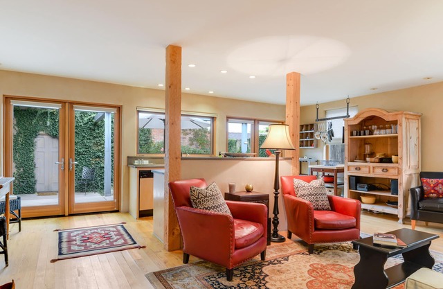 Live The Railyard Arts District In Style. Walk to restaurants and Plaza