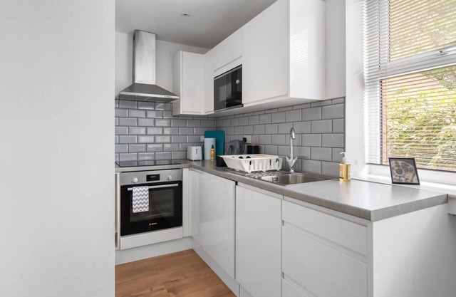 Livestay Modern Two Bed Apartment in Aylesbury14