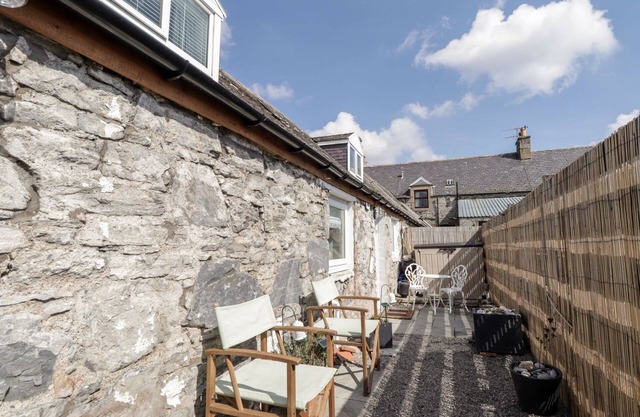 LIVET COTTAGE, pet friendly, with open fire in Tomintoul