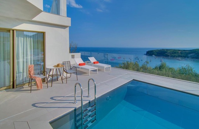 LIVINGHOME SUITES