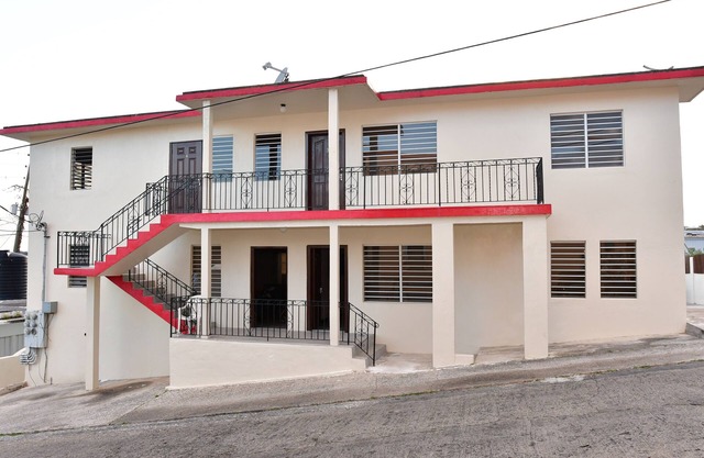 Locals In Paradise apt. 3. 2rooms 1 min from the airport, beach, restaurants.n
