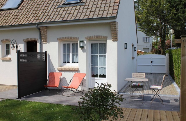 Located in the heart of a pine forest in a very quiet and green location.